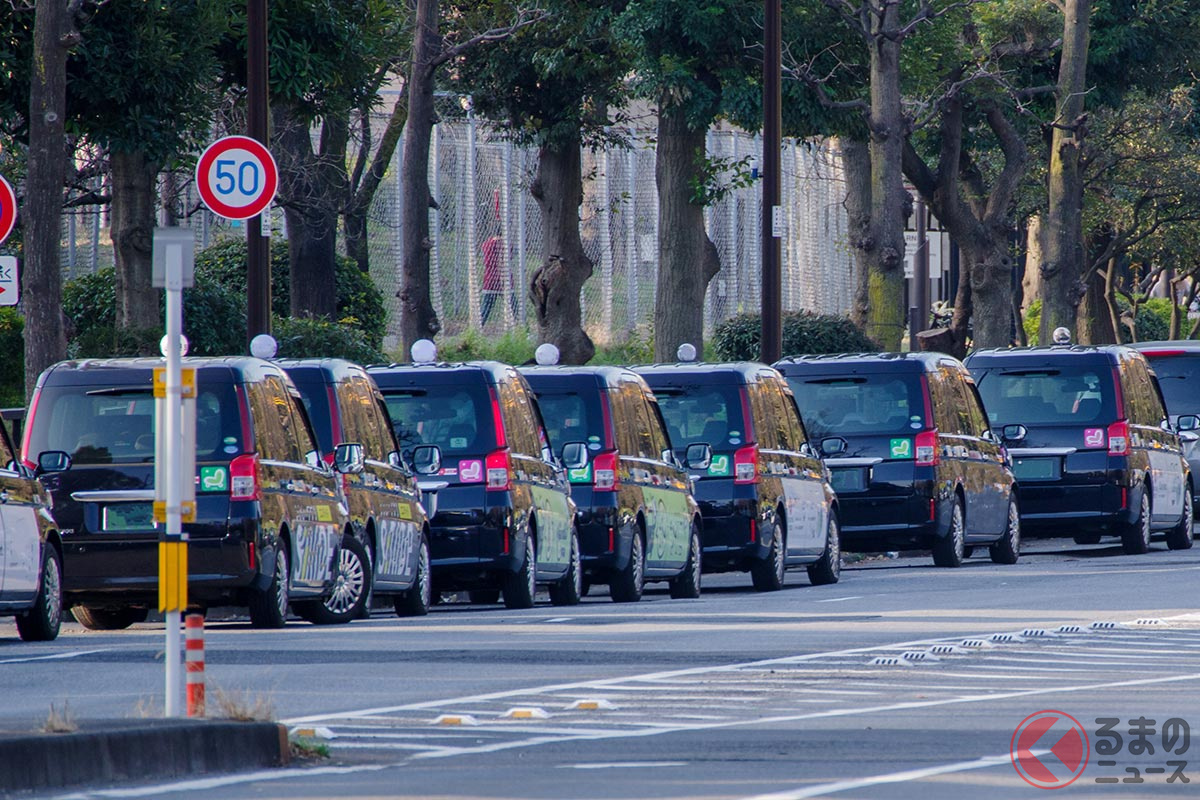 客待ちをするタクシーの列