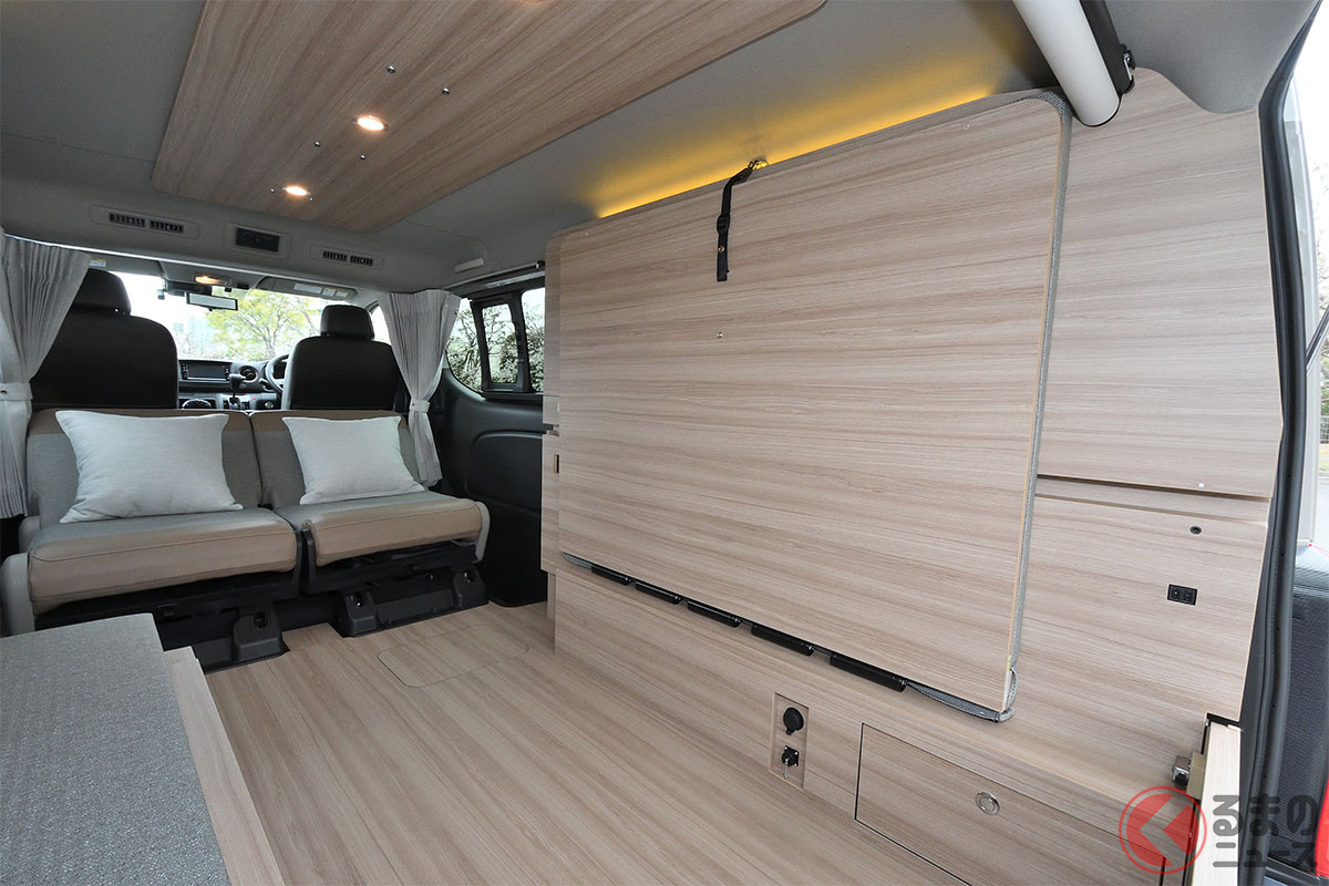 壁に収納された状態の「MYROOM跳ね上げベッド」はきしみ音などもなく高いクオリティの仕上げで、軽い操作によって展開できます