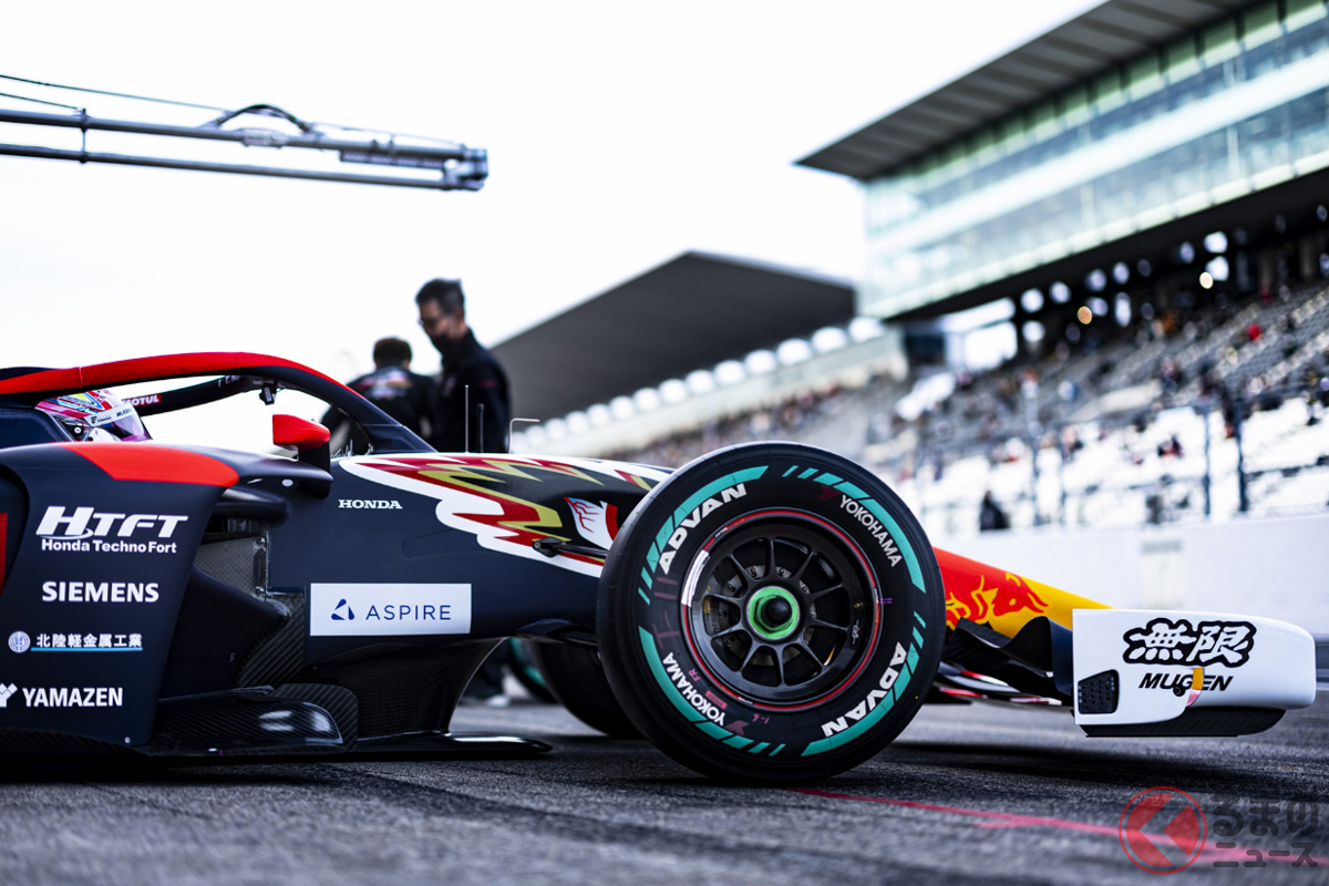 サイドウォールのレターがエメラルドグリーンのタイヤは、スーパーフォーミュラで使用されているサスティナブル素材を使用したADVANタイヤだ