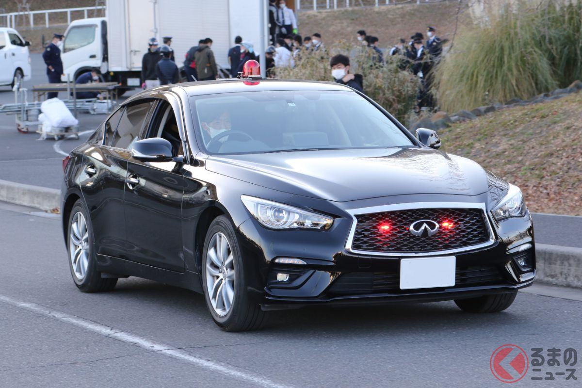 インフィニティエンブレム付きの「スカイライン」覆面パトカー