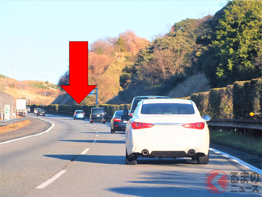 長く追い越し車線を走行するクルマで団子状態になってしまうことも(画像はイメージ)