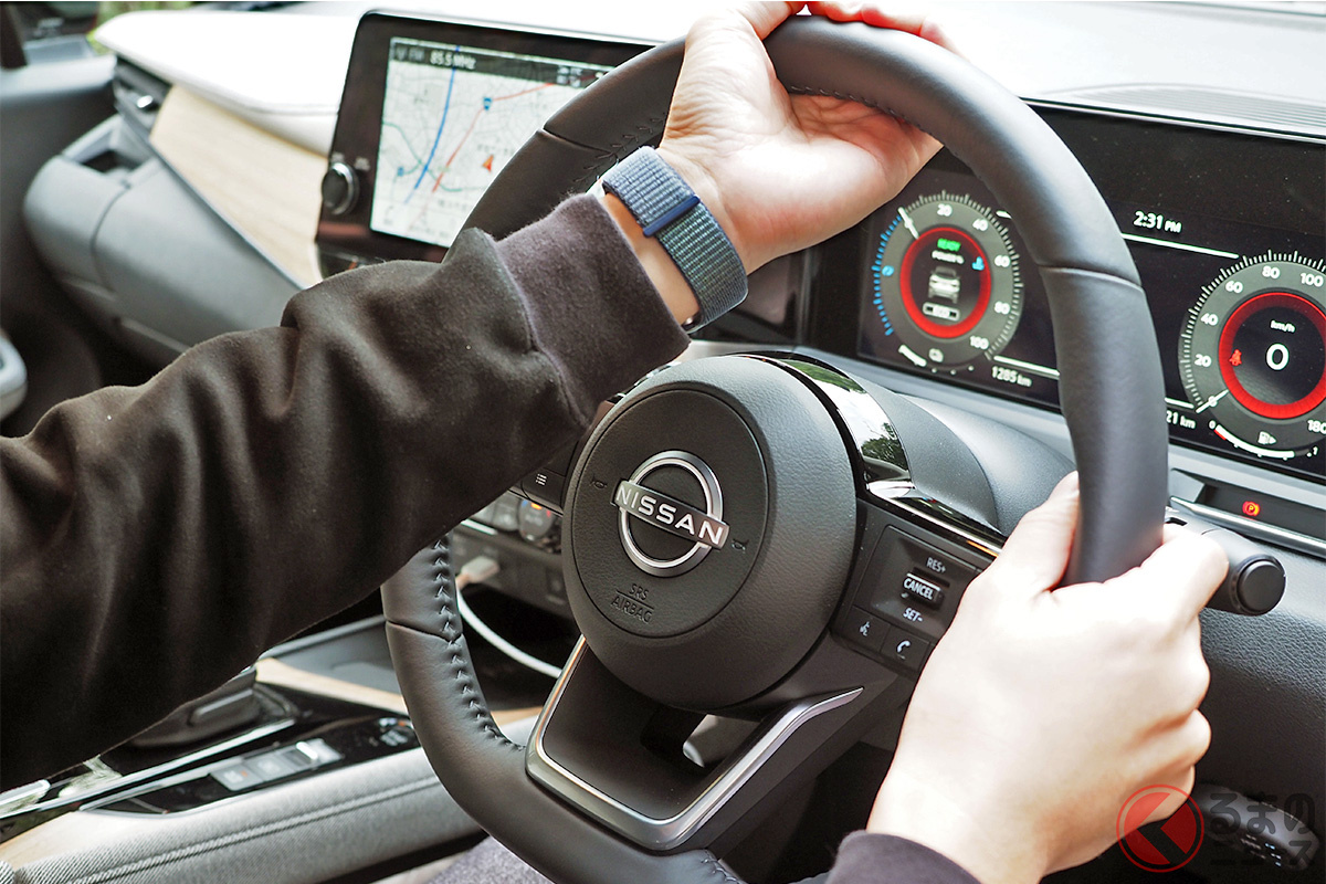 ゼッタイに真似しないで! 万が一の時に対処できない「内掛けハンドル」(写真)はやってはいけないハンドル操作方法です