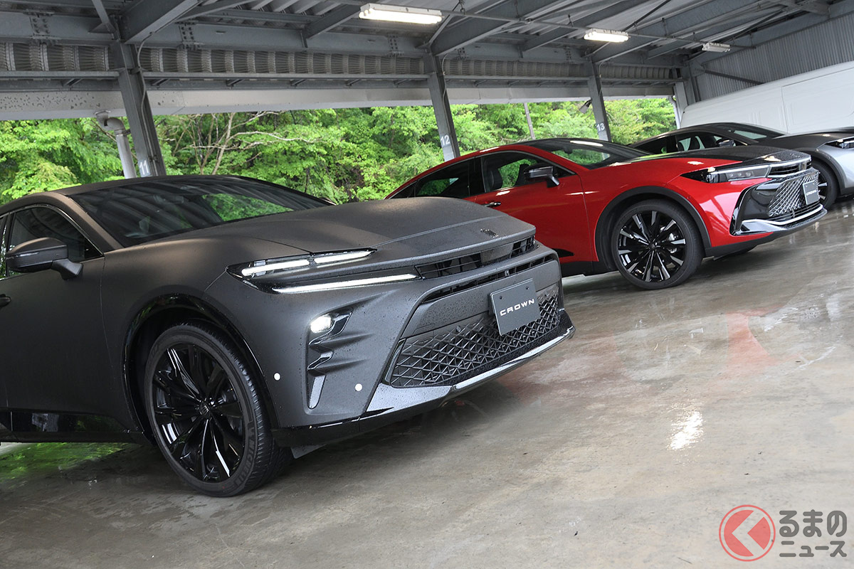 クラウンスポーツ(手前)とクラウンクロスオーバー(奥) それぞれに「エモさ」を感じる!