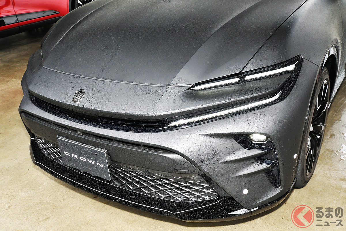 めちゃ「イケメン!」 マットカラーに塗られたトヨタ新型「クラウンスポーツ」(プロトタイプ)