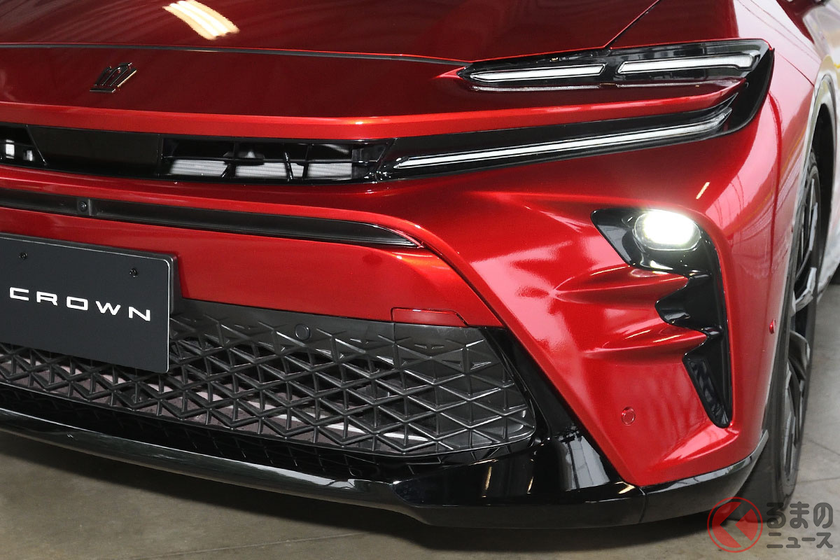 上部の細いライトがデイライト、下部の丸形ライトがヘッドライト