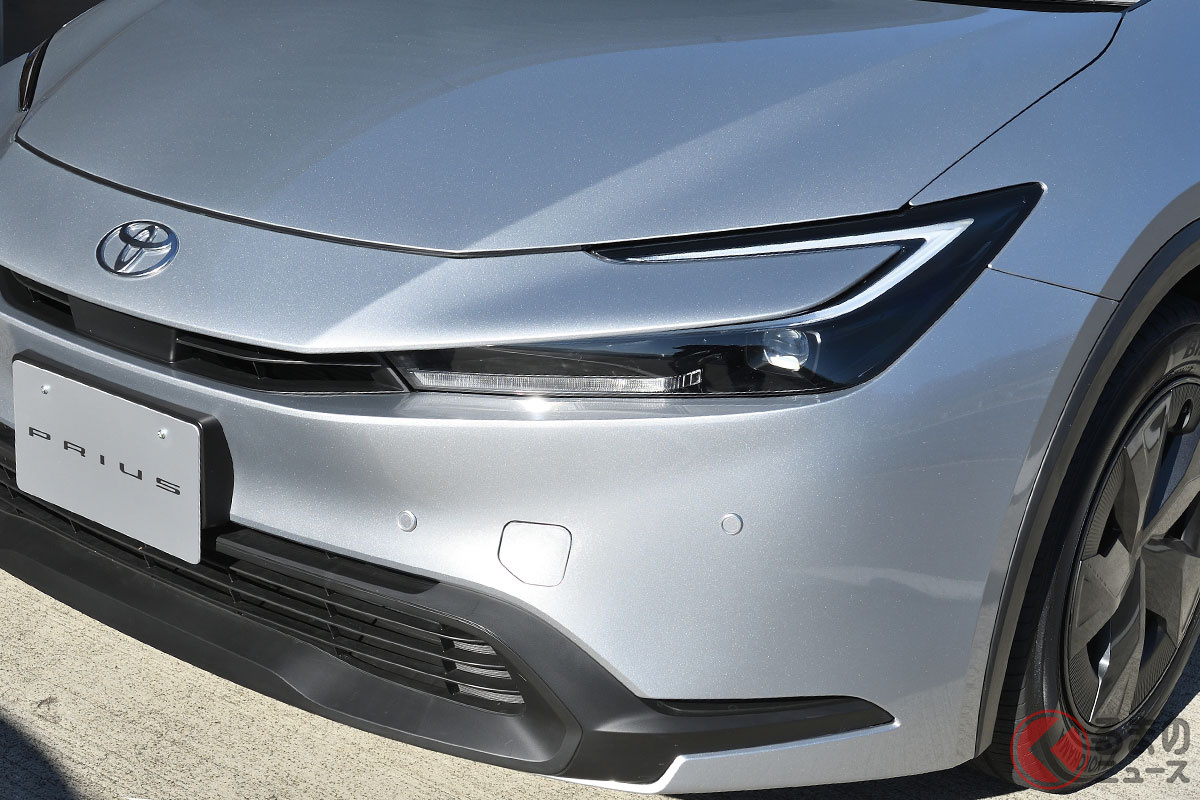 アルミホイールにホイールキャップをかぶせた新型プリウス