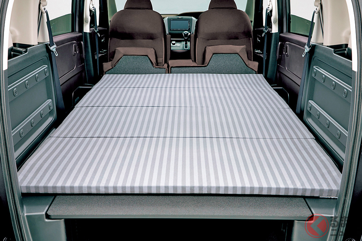 真っ直ぐな壁面にも注目! ホンダ「フリード+」のフラットで広く四角い荷室に設置できる車中泊用の専用純正アクセサリー「ラゲッジクッションマット」