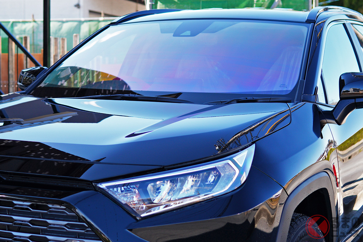 街中で見かけるギラギラとしたウインドウ、「オーロラフィルム」というものだけど、どのようなメリットがあるの?(画像提供:株式会社ウエラ名古屋)