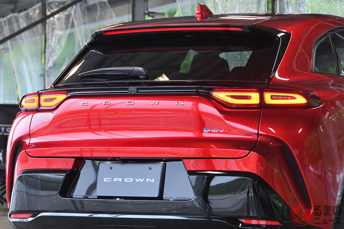 こりゃ小さい! クラウンスポーツの「T」エンブレムどこにある?