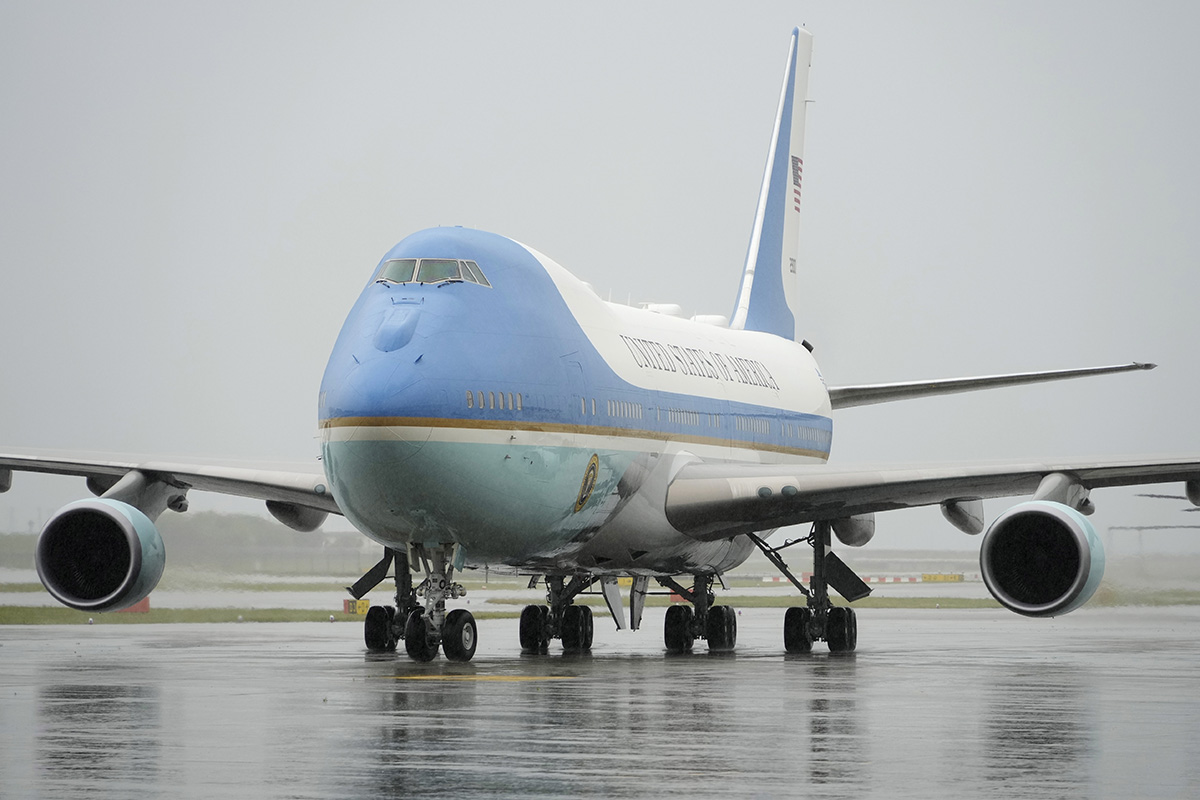 2023年5月18日、広島で開催されるG7広島サミットを前にバイデン大統領を乗せた大統領専用ジェット「エアフォース・ワン」が海兵隊岩国航空基地に到着（画像：AFP＝時事）
