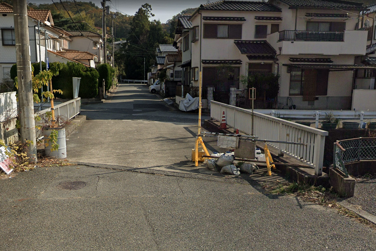 神戸市北区にある団地に繋がる唯一の橋。ここがトラブルとなった場所（画像：(c)Google／2022年11月時点）