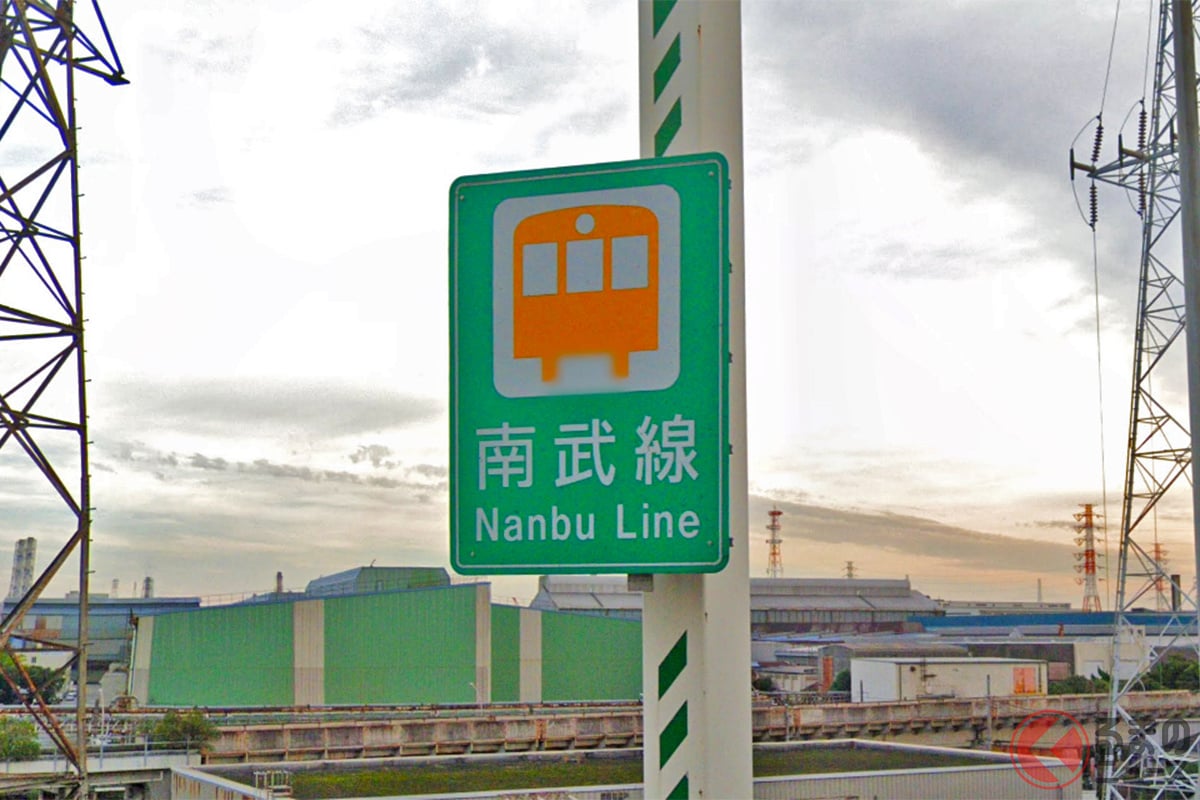 高速に鉄道案内なぜ?(画像:(C)Google)
