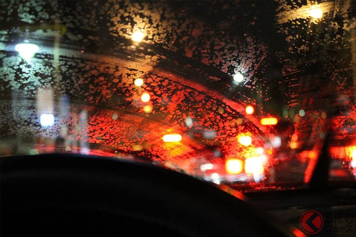 夜間の運転ではテールライトなどが油膜で反射して見づらいことがある…この油膜はどうすればいいの?