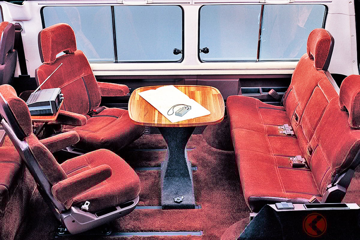 ↑2列目シートを回転させて、2・3列目シートを対面化する機構を備えたモデル、サンルーフやハイルーフ仕様もありました。三代目デリカはこのようなシートアレンジができました。