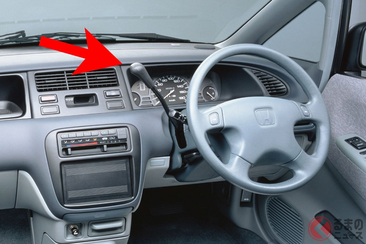 ハンドル奥から伸びる「コラムシフト」