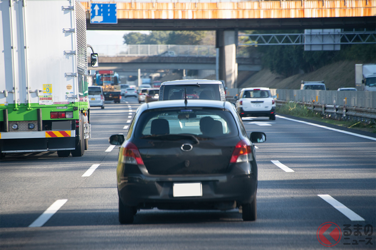 「橋脚」や「キロポスト標識」など道路上の目印をめどに、先行車との時間差を図るのが「車間時間」の考え方です［画像はイメージです（Photo：Adobe Stock）］