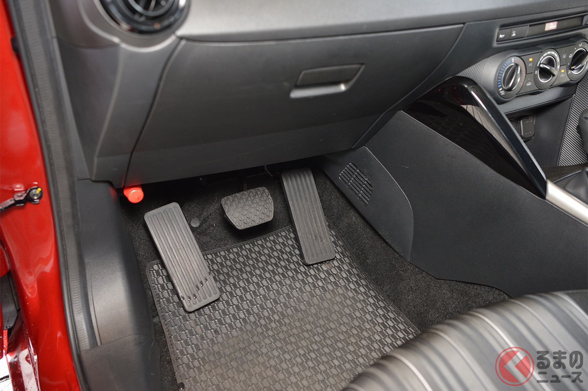 マツダ「教習車」の助手席には教官(指導員)に用意された専用のサブブレーキ&フットレストも備わっています