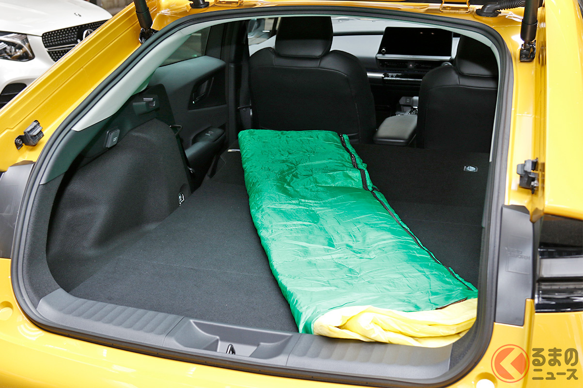 後席シートを倒せば広大なスペースとなることも