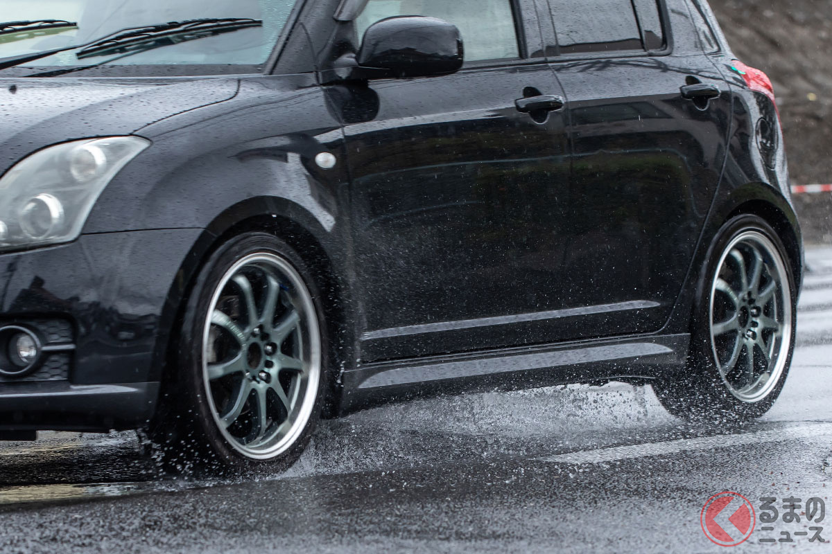 雨天時はハイドロプレーニング現象が起きやすい