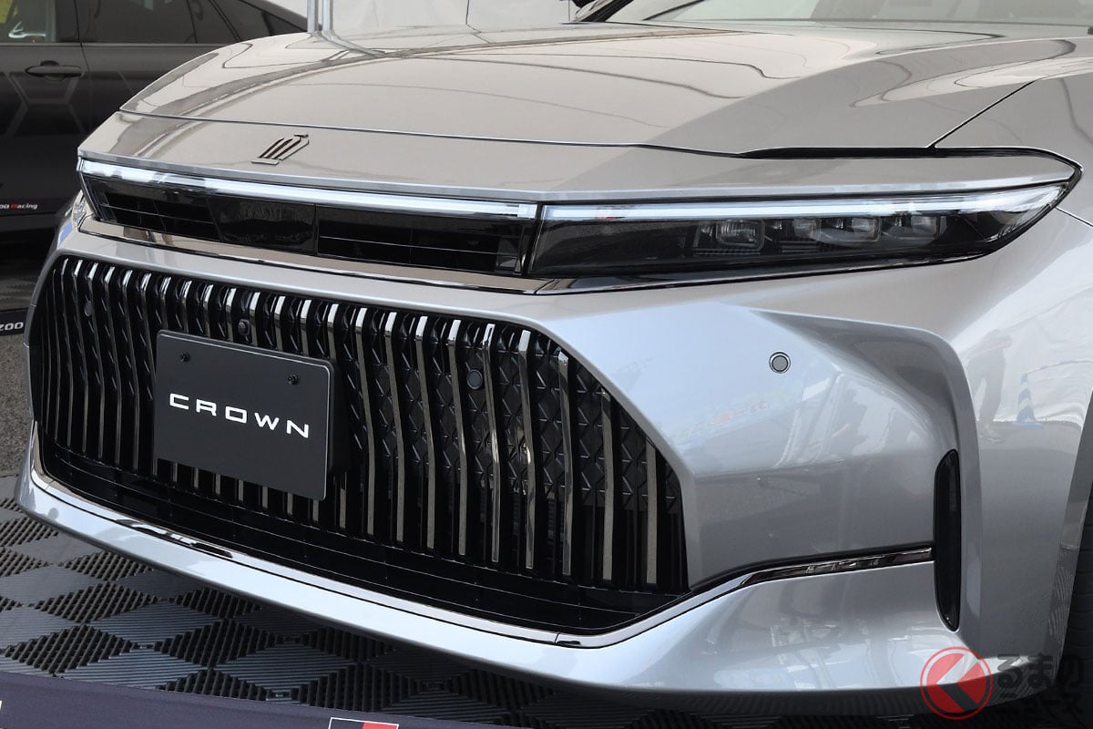 全長5m&全幅1.9mにまで大きくなった新型「クラウンセダン」