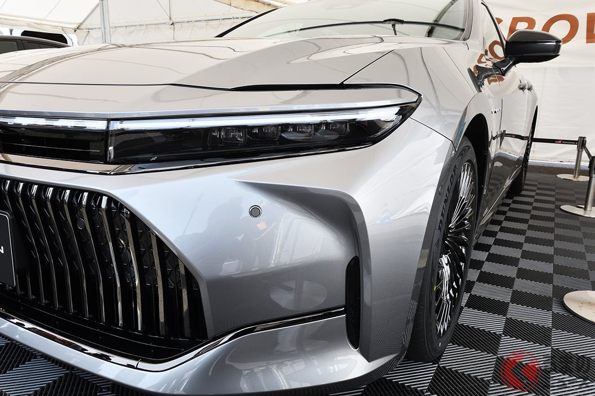 これがトヨタ新型「クラウンセダン」 実車初公開! さらに豪華内装も!?