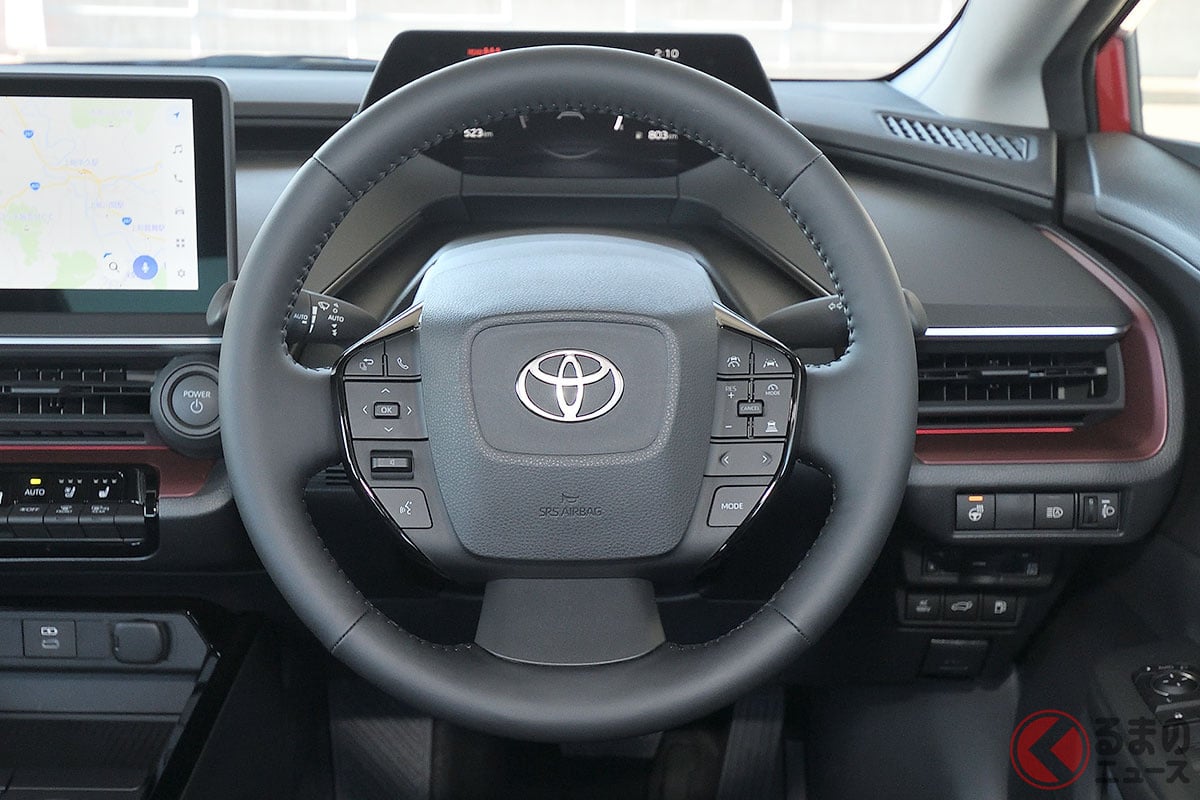 操作スイッチがてんこ盛りの新型プリウスPHEVのステアリング
