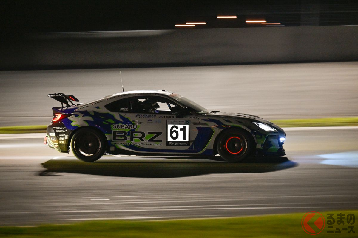 ナイトセッションではブレーキ時に赤く光る様子も観物だ!