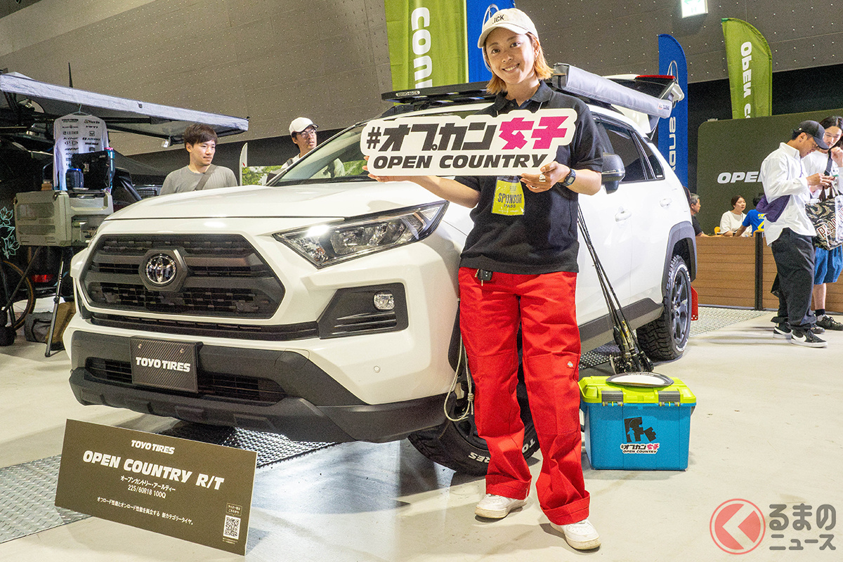 オプカン女子・一木花漣さんとご本人の愛車であるトヨタ「RAV4」