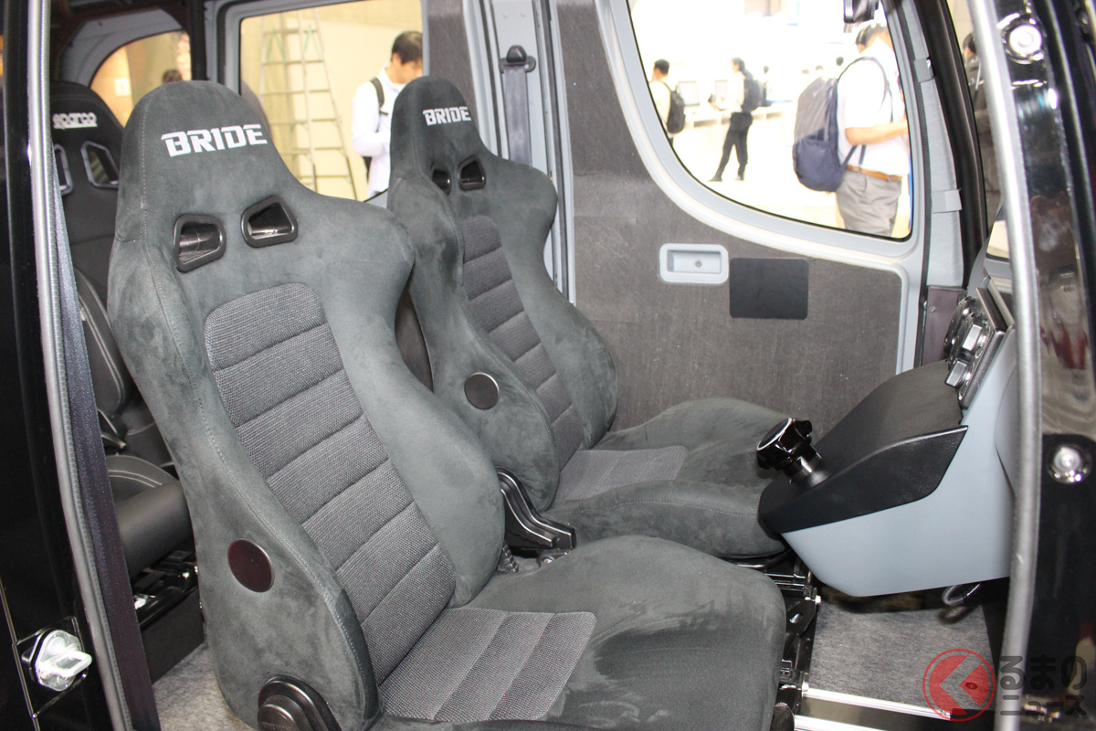 「インホイールEV」の前席に装着された「BRIDE」製のスポーツシート