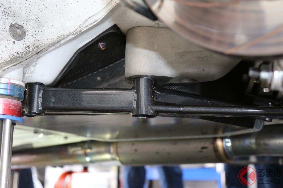 28号車「ORC ROOKIE GR86 CNF concept」には、リア後部に車体とサブフレームを繋ぐブレースが新たに追加された