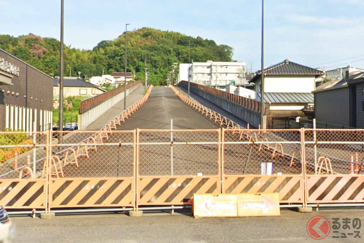 市道駅前線の高架橋はフェンスでふさがれている((C) Google)