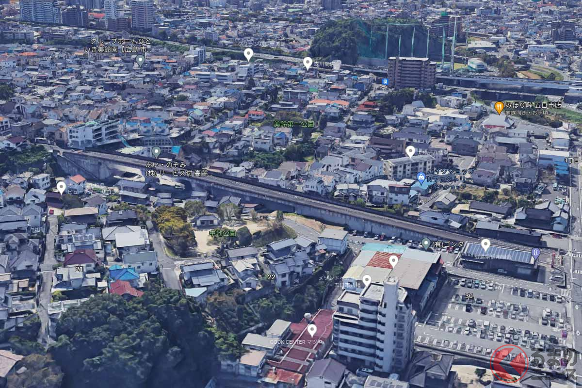 車両が通れないまま10年以上が経過した市道駅前線の高架橋((C) Google)