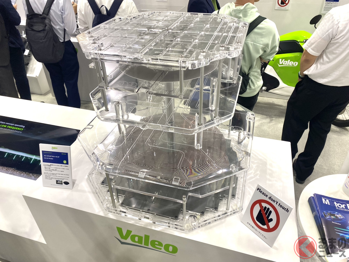 EV非接触充電システム「ヴァレオ イニーズ エア チャージング システム」などが展示されている「ヴァレオジャパン」ブース