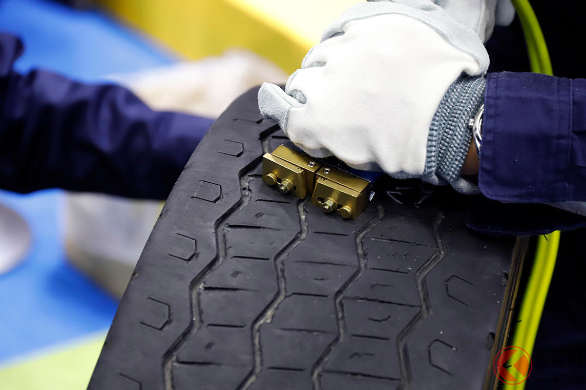 会場ではタイヤにリグルーブを実施する実演も行われた