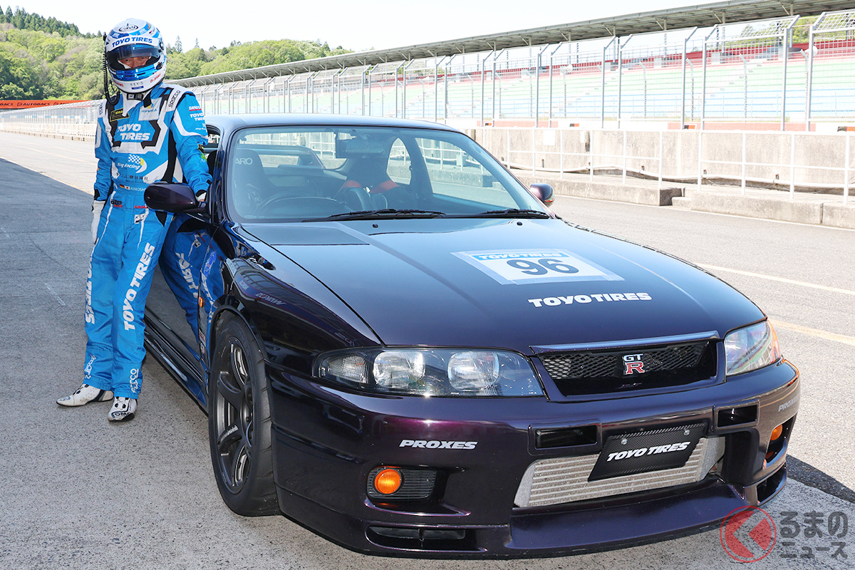 PROXESブランドアンバサダーを務める木下隆之さんと日産 スカイラインGT-R(R33型)