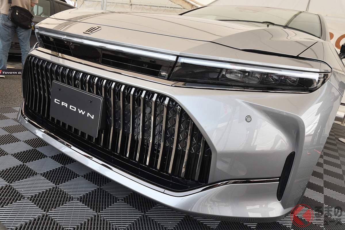 トヨタ新型「クラウンセダン」のFCEV&内装が初公開!