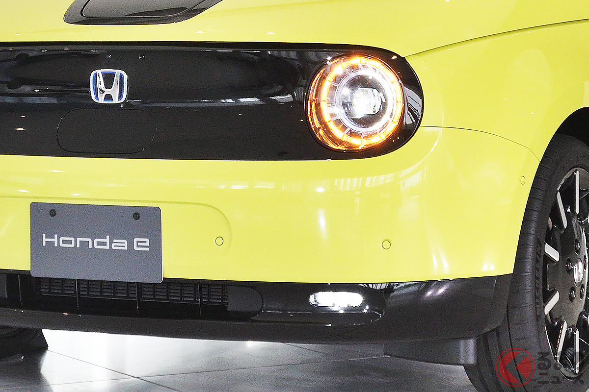 カワイイ! シンプルな丸をモチーフにしたフォルムが独特の雰囲気を放つホンダのBEV(電気自動車)「ホンダ e」