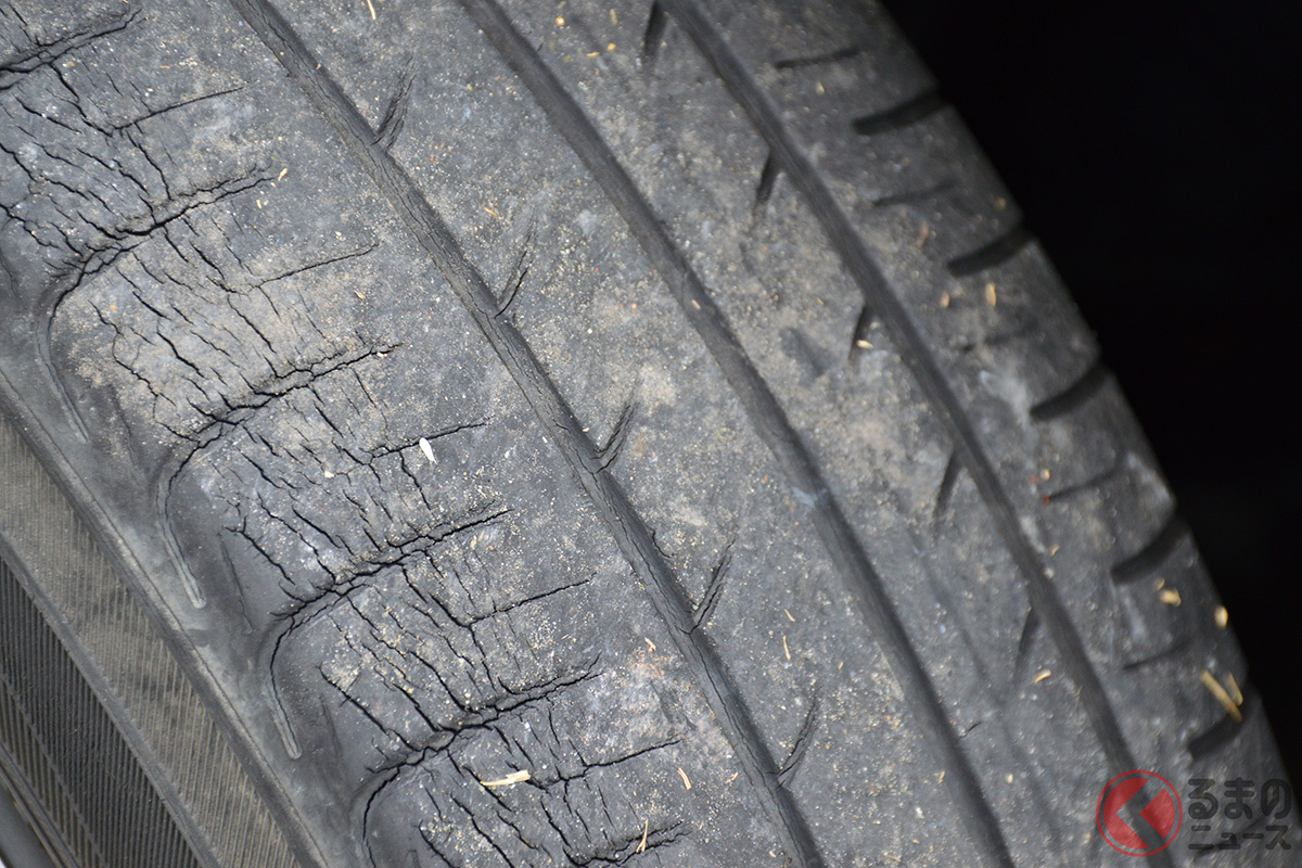 劣化したタイヤ
