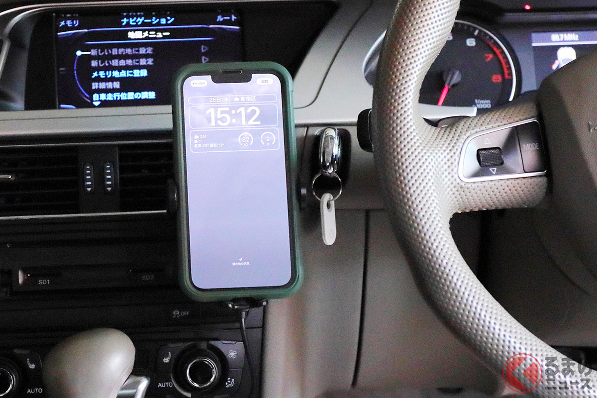 センターコンソールの中間のあたりがもっとも収まりのいい箇所