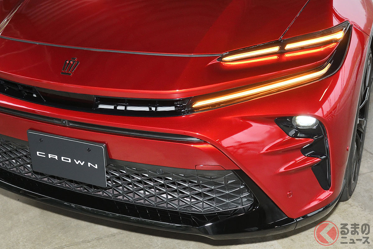 スポーツカーみたいな内外装を採用する新型「クラウンスポーツ」