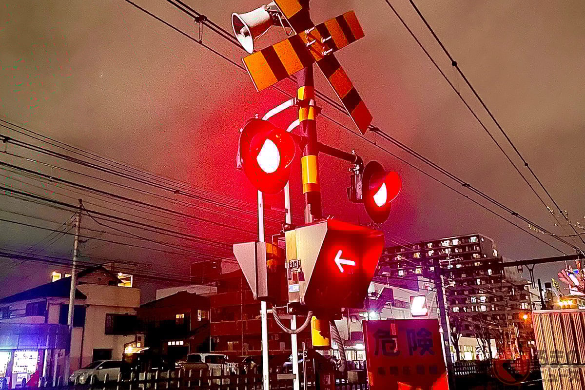 警報機が鳴っていると最中に進行するのは違反だが…厳密にはどのタイミング?