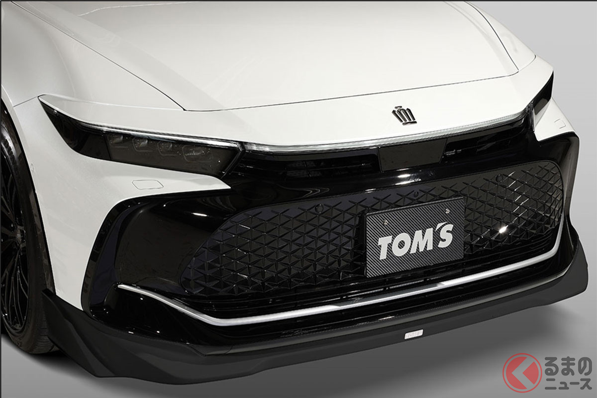 トムスのスタイリングパーツを装着した「クラウンクロスオーバー」