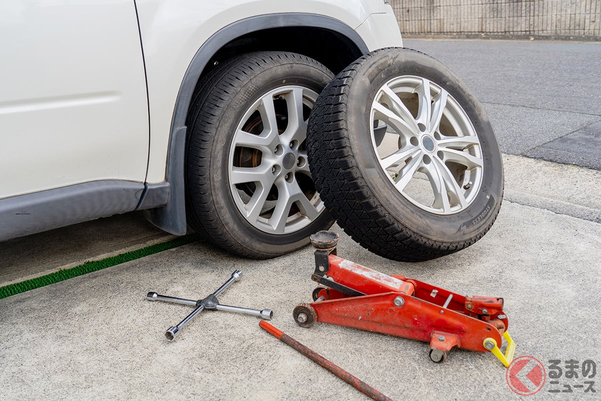 季節の変わり目にタイヤ交換をすることがあるがジャッキアップしたままの作業は危険! かならず「リジッドラック/ジャッキスタンド」を使うこと!