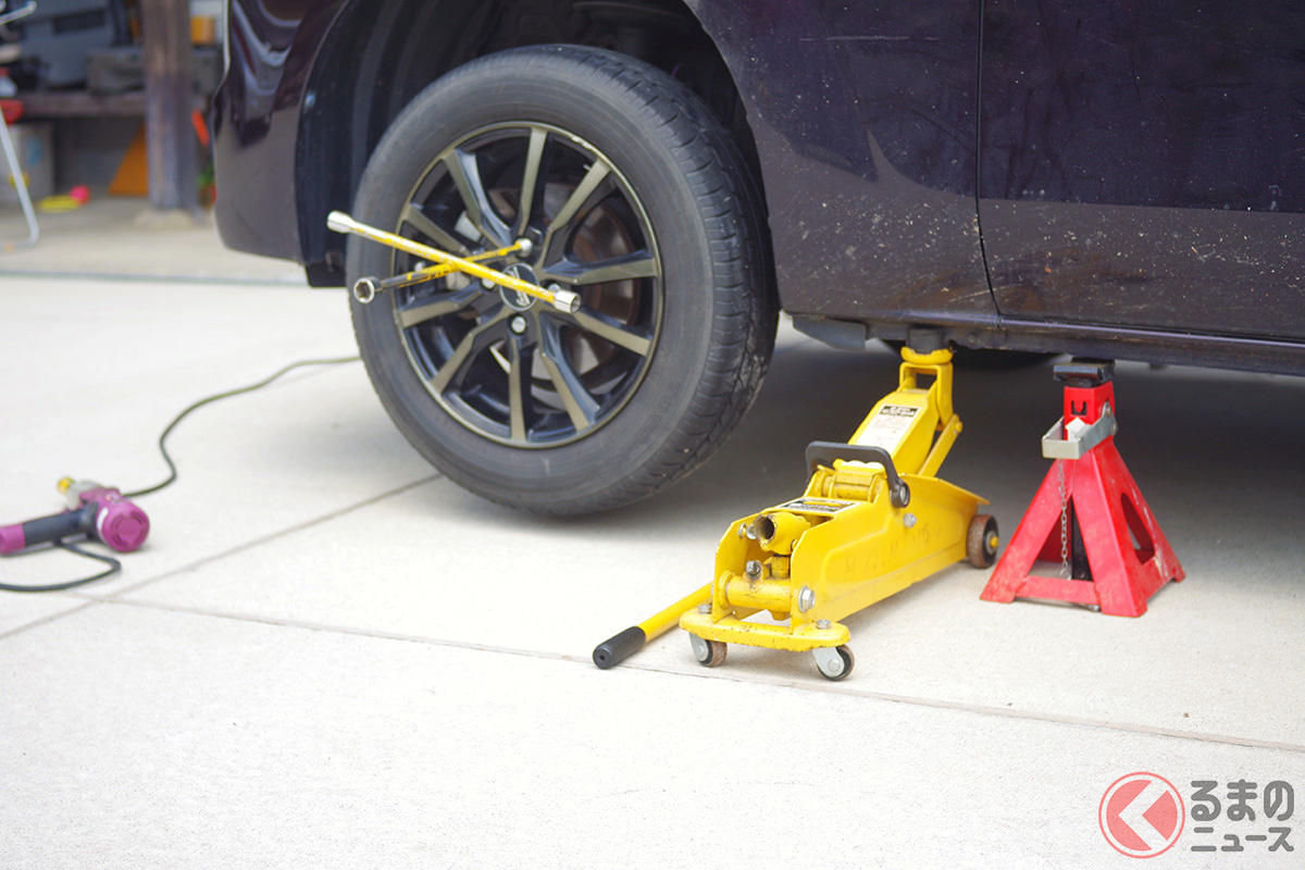 クルマをジャッキアップした後は「リジッドラック/ジャッキスタンド」を使って固定すること