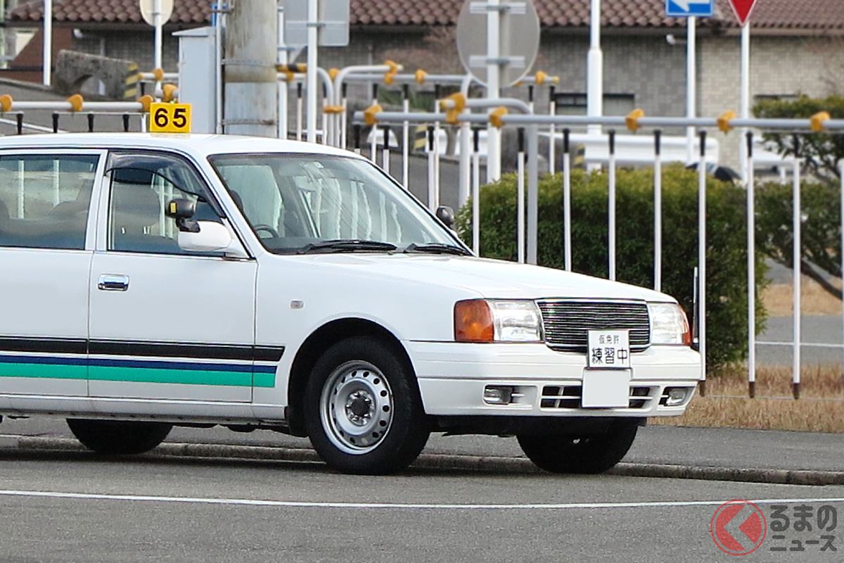 「教習所」は運転操作や交通法規などを体系的に学べる