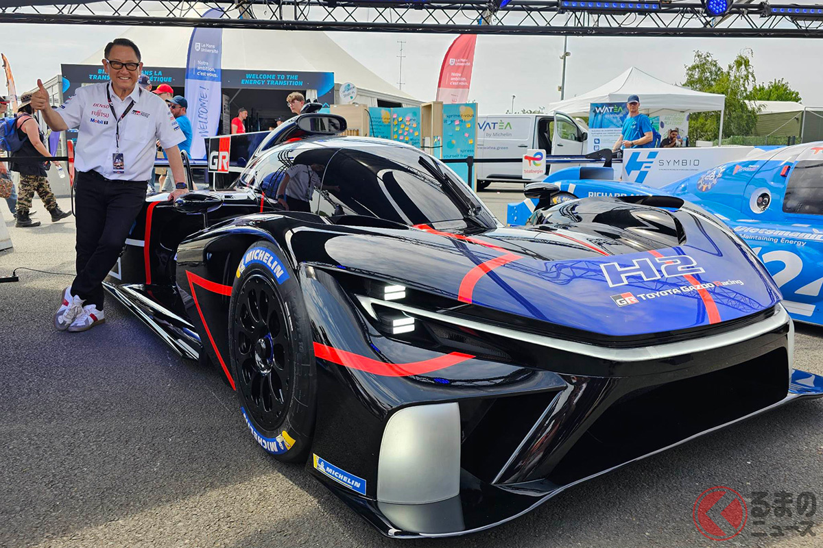 水素エンジン車両のコンセプトカー「GR H2 Racing Concept」と豊田章男会長