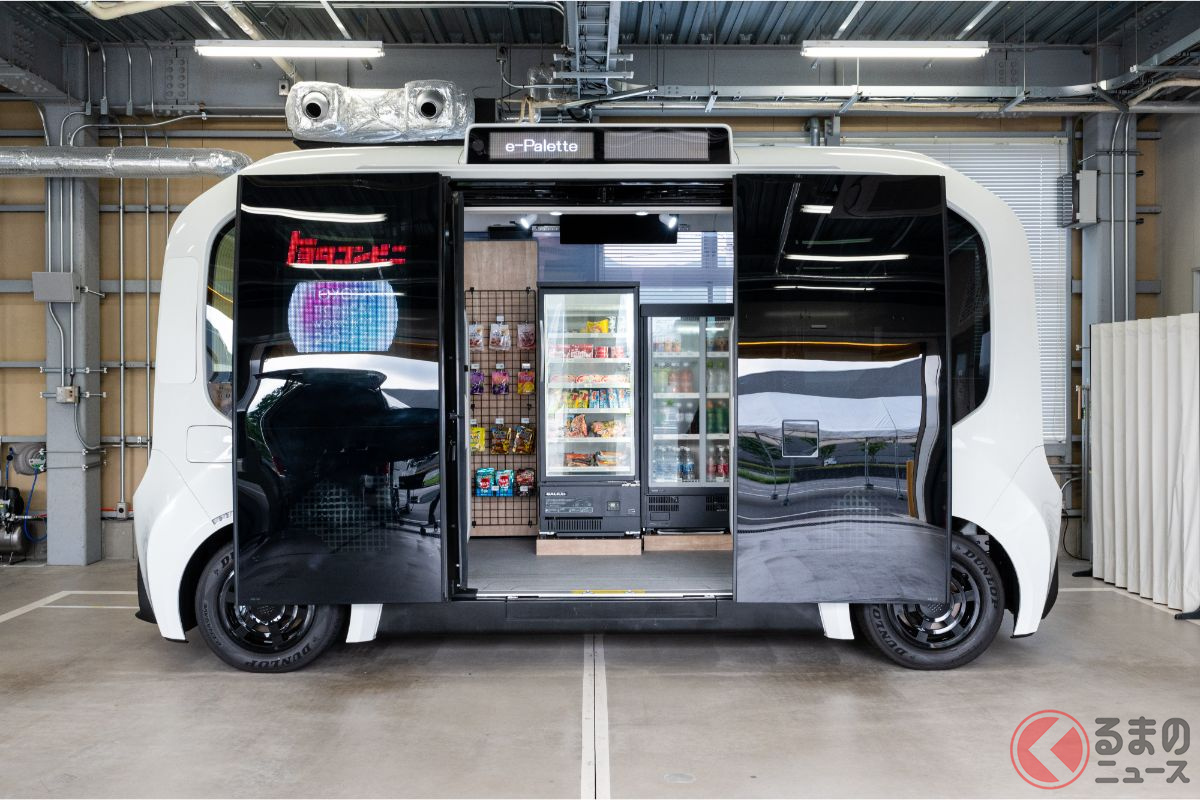 多様な用途向けに運転席なし(自動運転)と運転席あり(手動運転も可能)の2タイプの「e-Palette」が公開