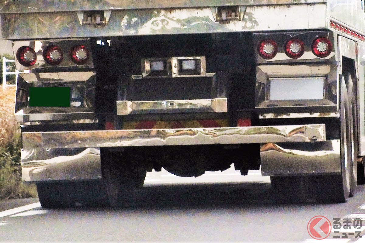 トラックの後方に装着される「金属板」の正体は?(※画像はイメージ)