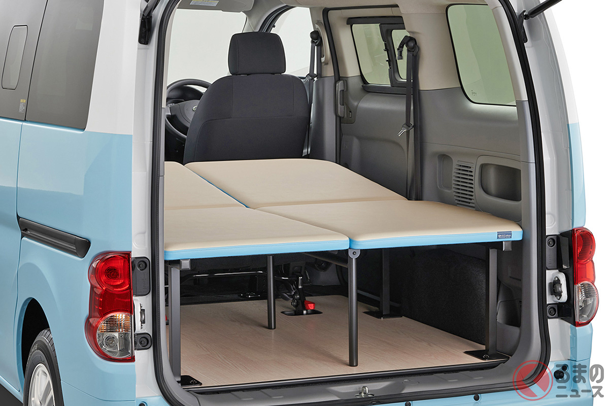 日産「NV200バネット」にラインナップされる車中泊仕様「マルチベッド」にはポップな専用2トーンカラーも用意されます