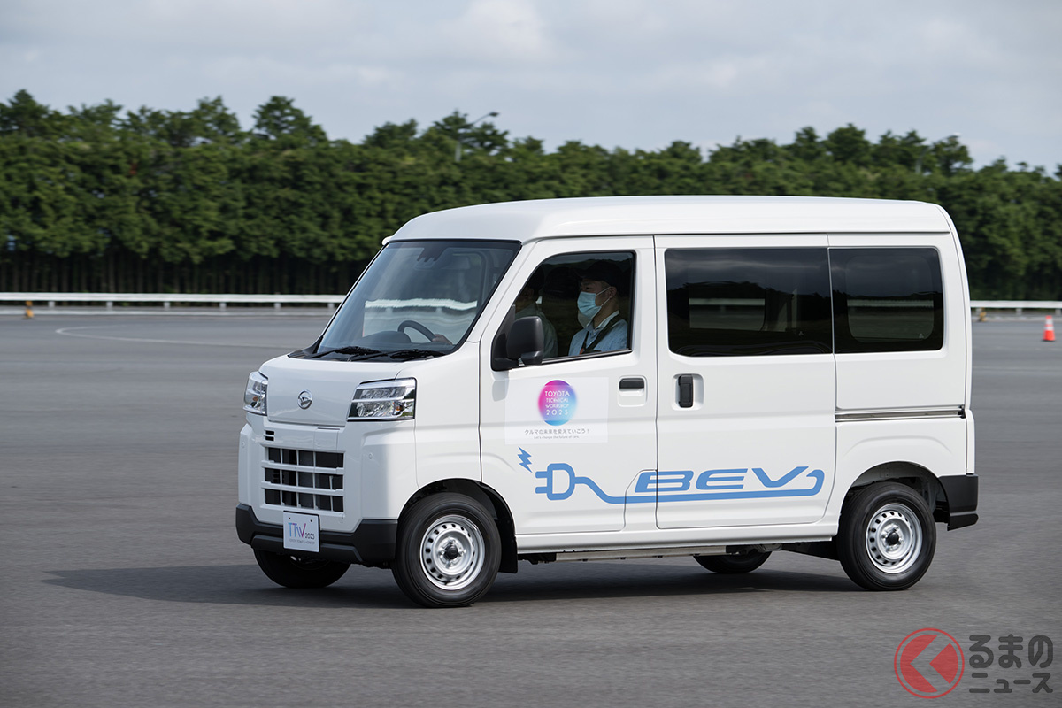 トヨタが開催した技術説明会「Toyota Technical Workshop」にて披露されたダイハツの軽商用BEV「ハイゼットカーゴ」